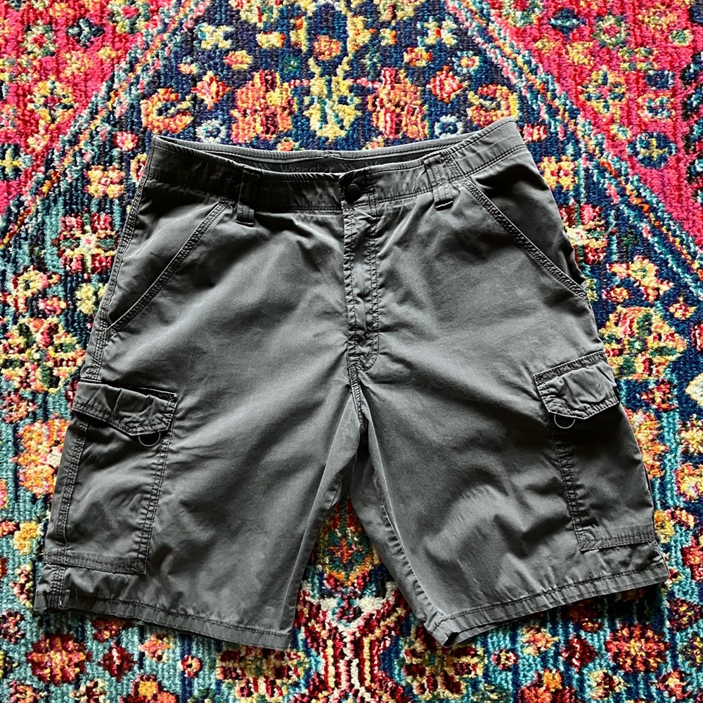 Mens size 33 wrangler shorts.
